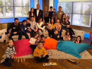 "Somos adictos a tener todos estos niños": La familia más grande de Inglaterra espera a su "bendición" número 21