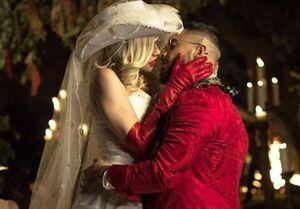 FOTOS y VIDEO: hubo beso y nalgada entre Maluma y Madonna durante su show en los Billboards