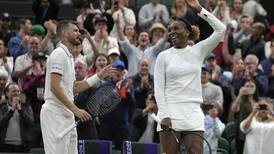 Venus Williams gana en dobles mixtos en Wimbledon