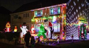 Mujer decora su casa con adornos navideños para ser más feliz lo que queda del 2020
