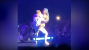 Lady Gaga sufrió aparatosa caída tras treparse de un fan en pleno concierto