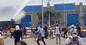 VIDEO: Tanqueta con chorros de agua reprimió a manifestantes en Barranquilla