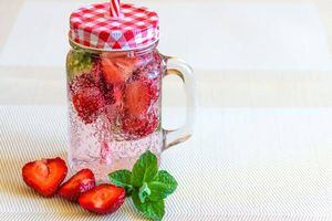 Desintoxica tu cuerpo con agua de fresas