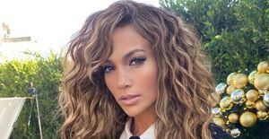 Jennifer Lopez confirma que es la diva del Bronx al lucir su cuerpazo en unos leggings estampados y un mini top negro