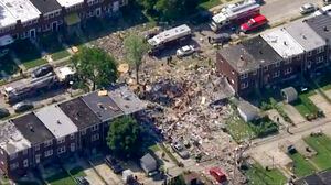 Explosión de gas "borra" tres casas en Baltimore: al menos un muerto y equipos de emergencia luchan por rescatar a heridos