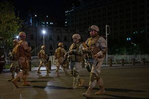 Fuerzas Armadas levantan toque de queda en Santiago después de una semana