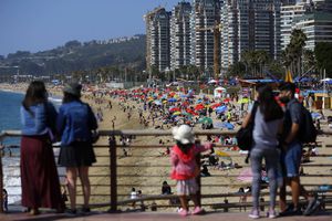 Arena y sol sin distancia física: playas atiborradas y sin mascarillas durante fin de semana