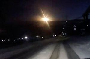 Óvni ou meteorito? Gravam misteriosa luz que fez céu ficar verde e amarelo na Rússia