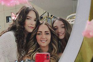 Andrea Legarreta posa junto a sus hijas sin maquillaje y parece su hermana