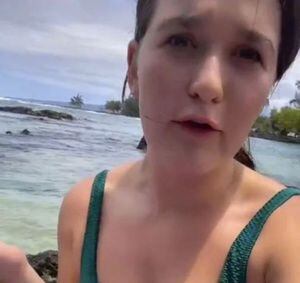 Mulher viraliza após ser “expulsa” de praia no Havaí por conta do tamanho do seu biquíni
