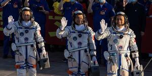 China lanza misión espacial tripulada con tres astronautas