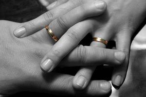 El colmo: matrimonio pasó la luna de miel en calabozo tras agredir a oficial del Registro Civil