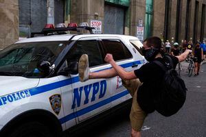Más de 300 vehículos policiales dañados en protestas en Nueva York