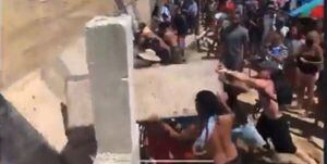Manifestantes derriban parte del muro en condominio en Rincón