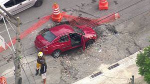 Carro fura sinalização de obra e cai em buraco na avenida Itaquera