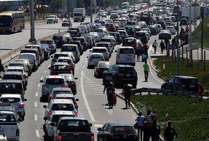 Caos en el aeropuerto: el día de furia de los taxistas