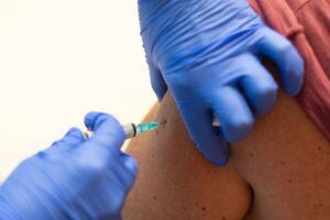 AstraZeneca: autoridades mantendrán  alerta por presuntos efectos adversos de la vacuna