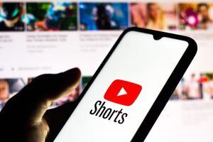 YouTube sigue los pasos de TikTok: ya inserta anuncios en Shorts