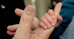 Recién nacido le dio un cálido abrazo y beso a su mamá y enamoró al mundo
