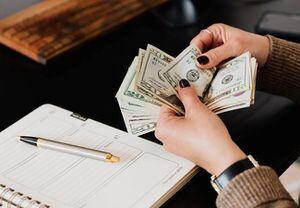 Cinco señales de que tienes una mala relación con el dinero y cómo mejorarla