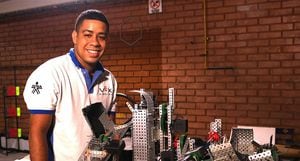 ¡Buena esa! Joven vallecaucano representará a Colombia en concurso internacional de robótica