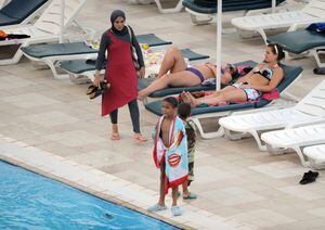 Polémica en Francia: piden a una mujer que pague la “desinfección completa de una piscina” tras bañarse con burkini