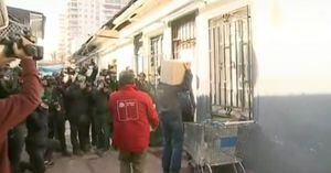Matinales se hicieron un festín con primera repartición de cajas: entraron a casas y hasta les abrieron la mercadería a vecinos