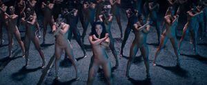 Cardi B desafía la censura de Youtube desnuda en su nuevo video "Press"