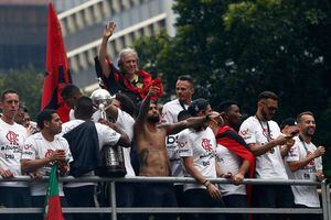Flamengo se paseó con la Copa Libertadores por las calles de Río de Janeiro ante miles hinchas