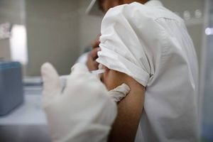 "Una persona joven tendrá que esperar hasta 2022 para ser vacunada", asegura científica de la OMS