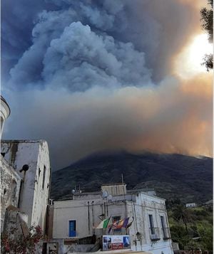 Las impresionantes imágenes de la erupción del volcán Stromboli