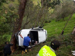 Azuay: Vehículo cayó 150 metros por una pendiente