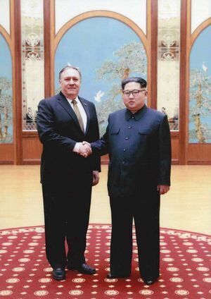 "Continúa la buena onda de Kim Jong-un": Pompeo regresa de Corea del Norte con tres detenidos estadounidenses