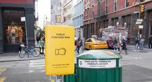 Instalan sacos de boxeo en las calles de New York para combatir el estrés