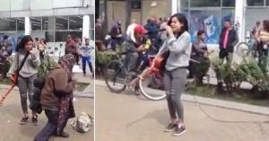 Video: habitante de calle le regaló una moneda a una cantante callejera