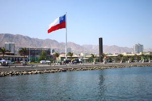 Instalan bandera y pantalla gigante en Antofagasta para esperar el fallo: se invitó también a agrupaciones bolivianas