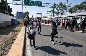 Un primer grupo de migrantes de la caravana ingresa a México