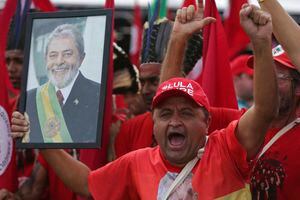 Desafío a los jueces de Brasil: Lula inscribió su candidatura presidencial pese a estar en una carrera judicial contra el tiempo
