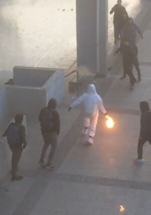 Imágenes muestran violento ataque en Liceo de Aplicación: casi queman a carabinero y dejaron colegio destruido