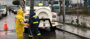 Lluvia en Quito: Dos buses quedaron atrapados en inundación en Terminal de La Ofelia