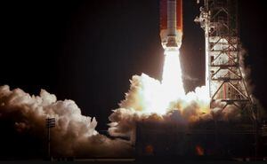 La nave Orion de la misión Artemis I de la NASA “rozó” la Luna, en la que “vivirá gente esta década”