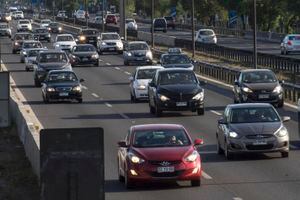 Autoridades estiman que saldrán más de 300 mil vehículos de la RM por fin de semana largo