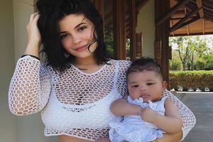 Kylie Jenner reacciona con risas ante los rumores sobre el verdadero padre de su bebé