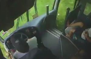 Video muestra el momento en que un bus se estrella en Costa Rica