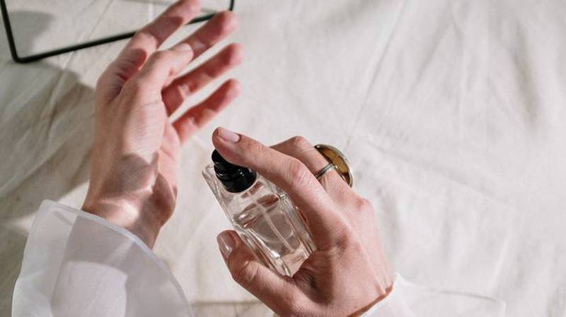 Conheça o truque da vaselina que vai fazer o seu perfume durar mais