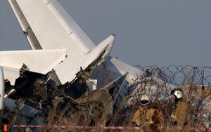 ¿Por qué se salvaron 86 personas del grave accidente aéreo en Kazajistán?