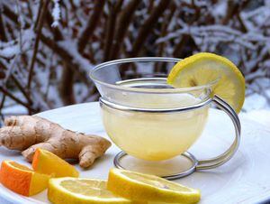 Detox de limão, gengibre e cúrcuma ajuda a emagrecer e é o chá matinal certo para começar o dia com energia
