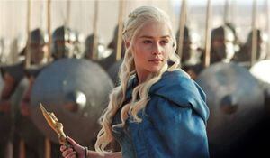 Game of Thrones: Emilia Clarke revela diferença na forma em que homens e mulheres eram tratados no trabalho