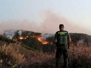 Evacúan a 4,000 personas por incendio en Islas Canarias