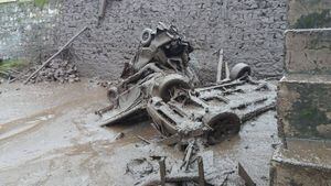 Quito: Bomberos evacúan a familias afectadas por el deslave en el Pinar Alto, calle Manuel Valdiviezo